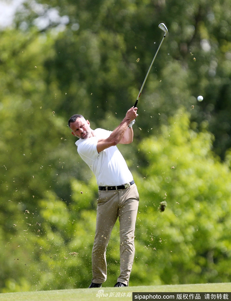老队友再聚首，斯科尔斯与舒梅切尔在开球前轻松谈笑，仿佛回到了老特拉福德的更衣室。