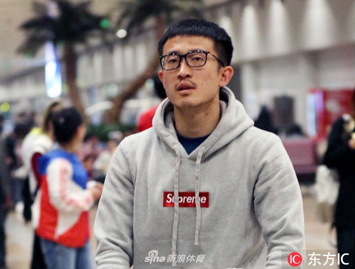 球场上风云突变，球员们眼神中充满对胜利的渴望与拼抢的决心，仿佛在诉说着竞技体育中那份难以言喻的执着与较劲。