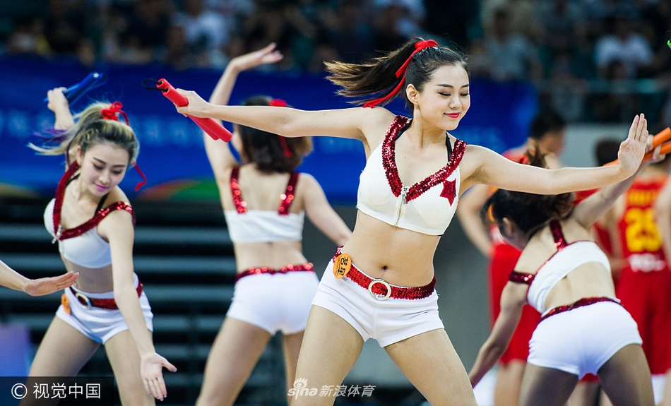 啦啦队宝贝们身披红色劲装,在天河体育馆的聚光灯下,动作整齐划一,一个利落的功夫式高抬腿,瞬间引爆全场气氛。