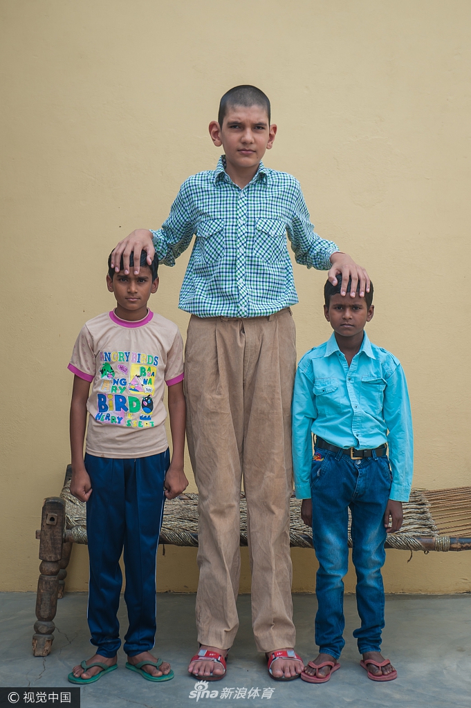 篮球场上的“小巨人”：卡兰在室内篮球场上运球，动作虽然稚嫩却格外认真，他那修长的四肢和超出同龄人一大截的身高，让人仿佛看到了印度女子篮球未来的希望之星正在冉冉升起。