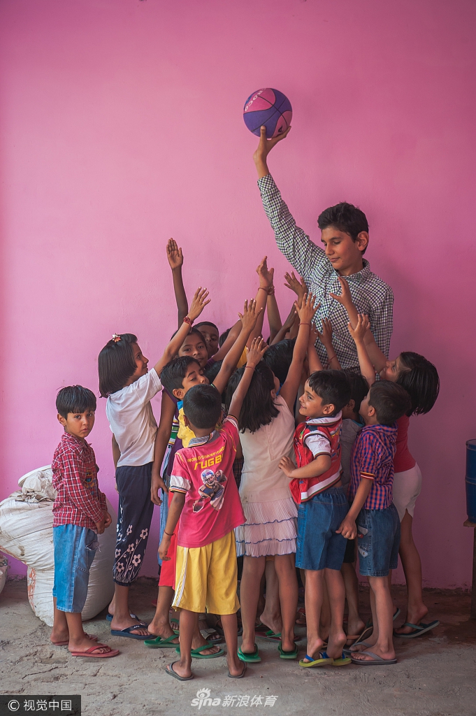 家庭“巨人”合影：卡兰站在父母中间，他的目光平视着身高同样出众的父亲，而母亲则像一座高塔般矗立一旁，这一家三口站在一起，构成了普通人眼中一道难以忽视的独特风景线。