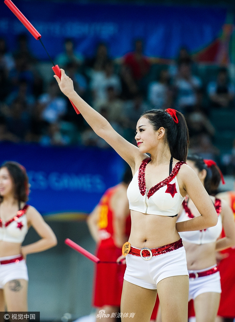 镜头特写下,这位宝贝的眼神坚定自信,高高抬起的腿部线条笔直,配合着中国功夫的手势,将女性的柔美与武术的刚毅完美结合。