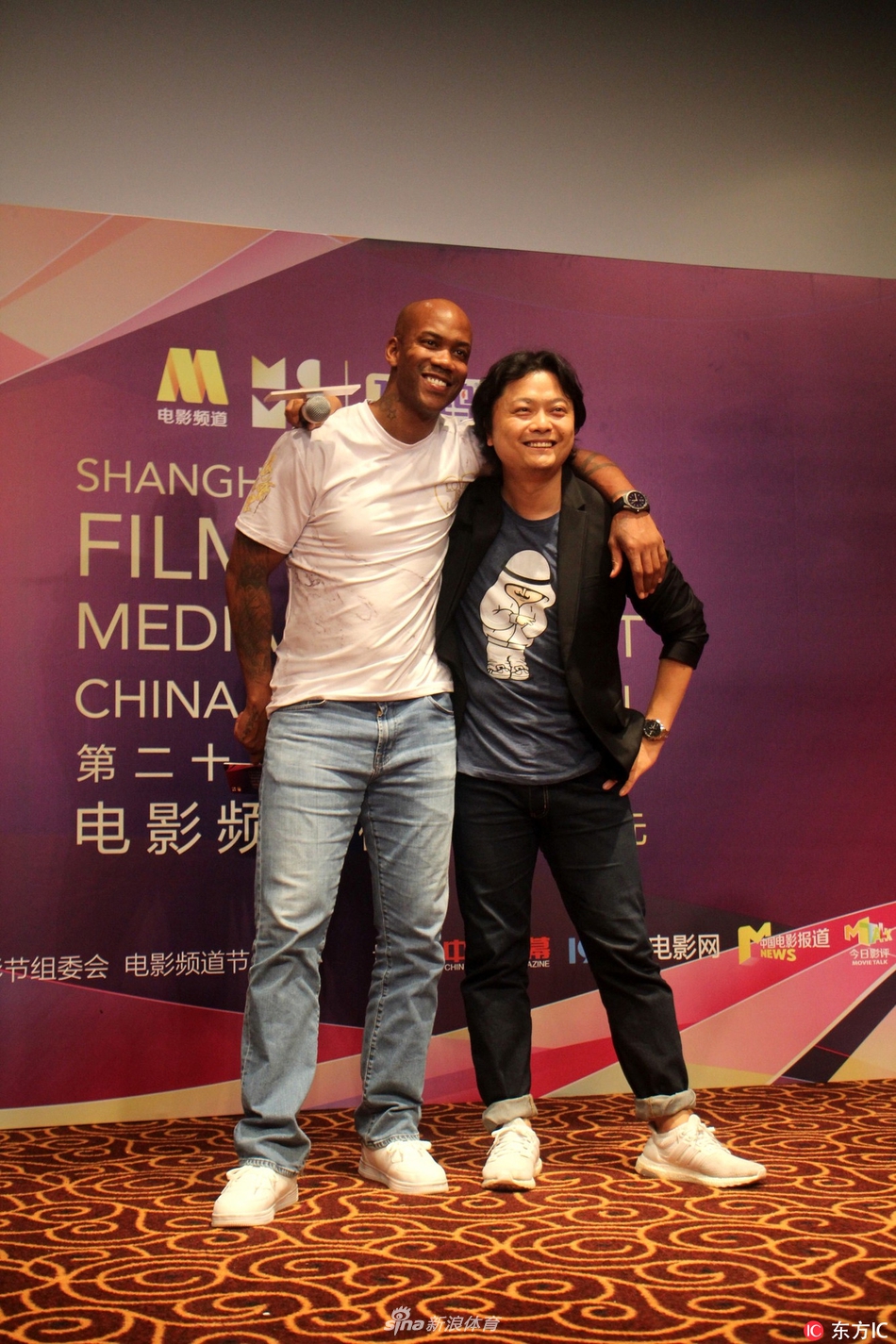 活动结束后的人潮中，马布里依然被簇拥着，他侧身与身边的工作人员交谈，现场人声鼎沸，映衬出这位篮球巨星在演艺圈首次亮相的超高人气与热烈反响。