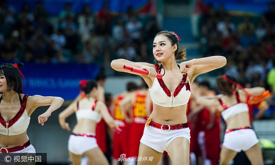 表演结束后,啦啦宝贝们整齐列队,脸上洋溢着灿烂的笑容。红色的队服与胸前的五星标志相映成辉,她们用青春的活力向观众致意。