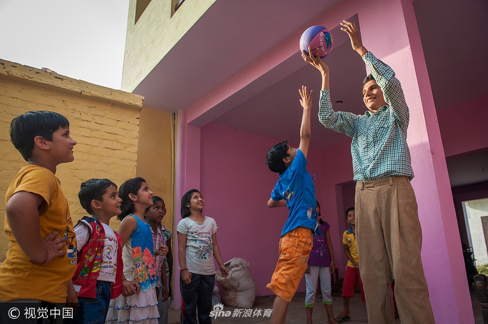母子球场上的传承：身材高大的母亲正弯腰指导卡兰打篮球，两人穿着同样的球衣和鞋子，这个温馨的场景不仅是母子间的互动，更是篮球梦想的代际传递，仿佛能看到未来球场明星的影子。
