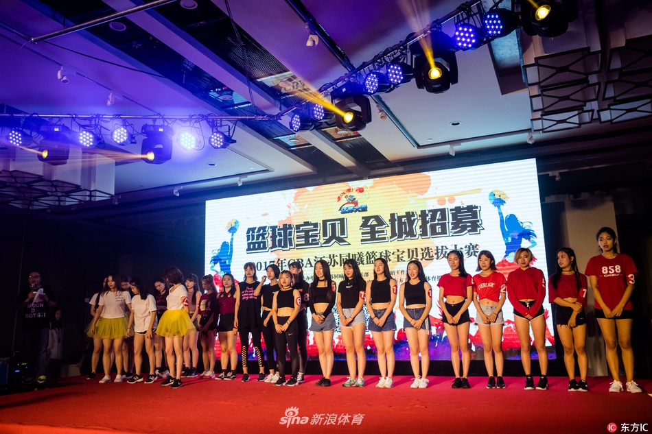 舞台灯光下,一位扎着高马尾的选手正随着动感节拍舒展身姿,她自信的笑容和充满张力的舞步,瞬间抓住了全场观众的眼球。