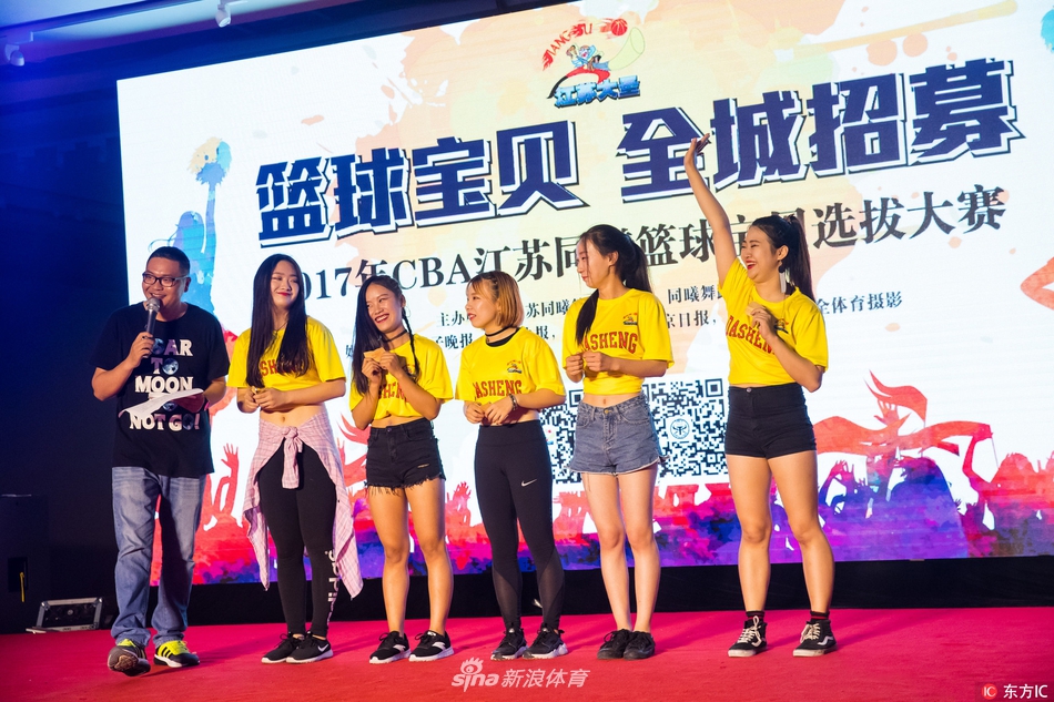 身着亮黄色表演服的女孩们在舞台上排开,动作整齐划一却又各具神韵,她们修长的身形和灿烂的笑容,构成了这个午后最靓丽的风景线。