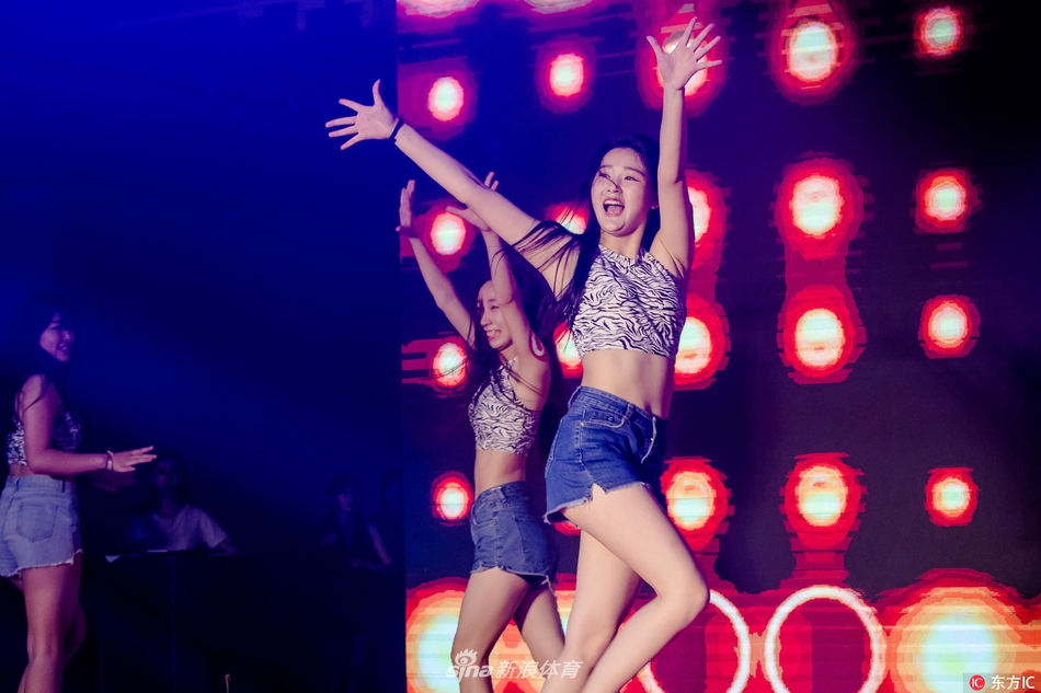 从高空俯瞰舞台,选手们排列成队,正对着台下的评委与观众做出谢幕动作。她们的背后是绚丽的舞台灯光,整个现场洋溢着青春与梦想的光芒。