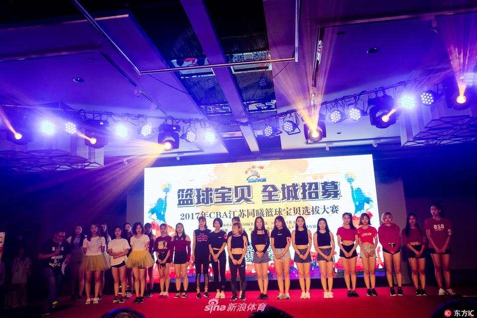 镜头聚焦在一位侧颜精致的女孩身上,她紧闭双眼,完全沉浸在音乐的世界里,手臂划出优美的弧线,仿佛用舞蹈讲述着属于自己的故事。