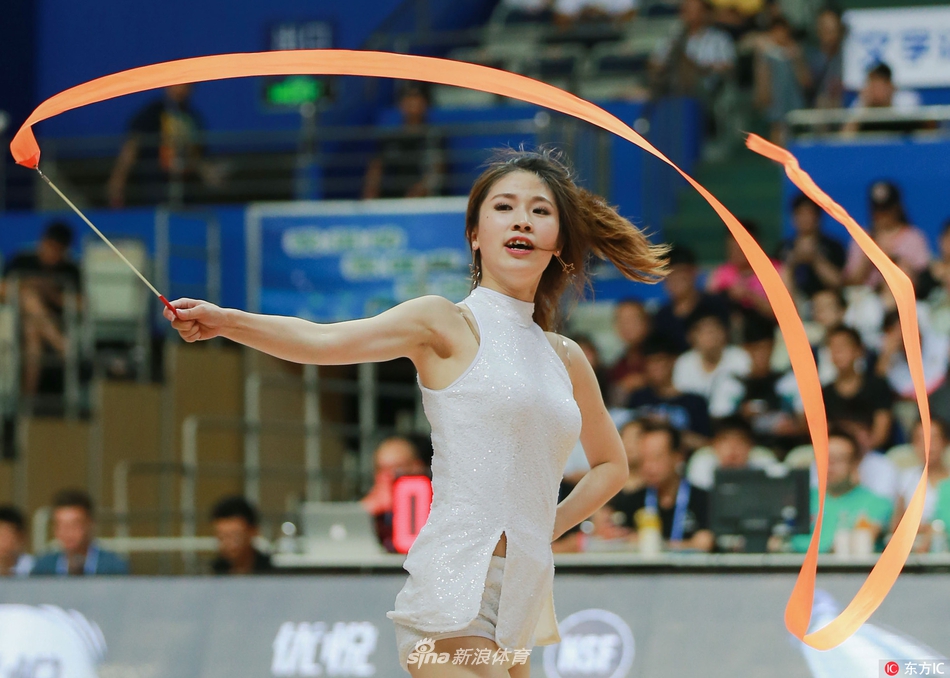 赛事间隙,几位拉拉队宝贝赤足聚在场边,画面中她们的身姿轻盈,修长的美腿在体育馆的背景下格外引人注目,定格了夏季联赛中一道独特的风景线。