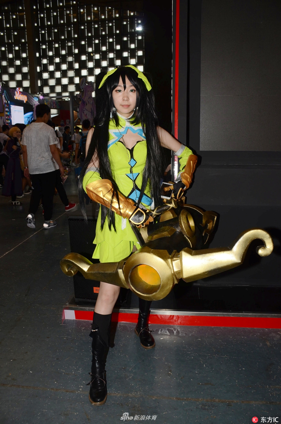 场馆内热闹非凡，两位装扮风格迥异的动漫人物在人群中格外醒目，她们的互动吸引了众多漫迷驻足拍照。