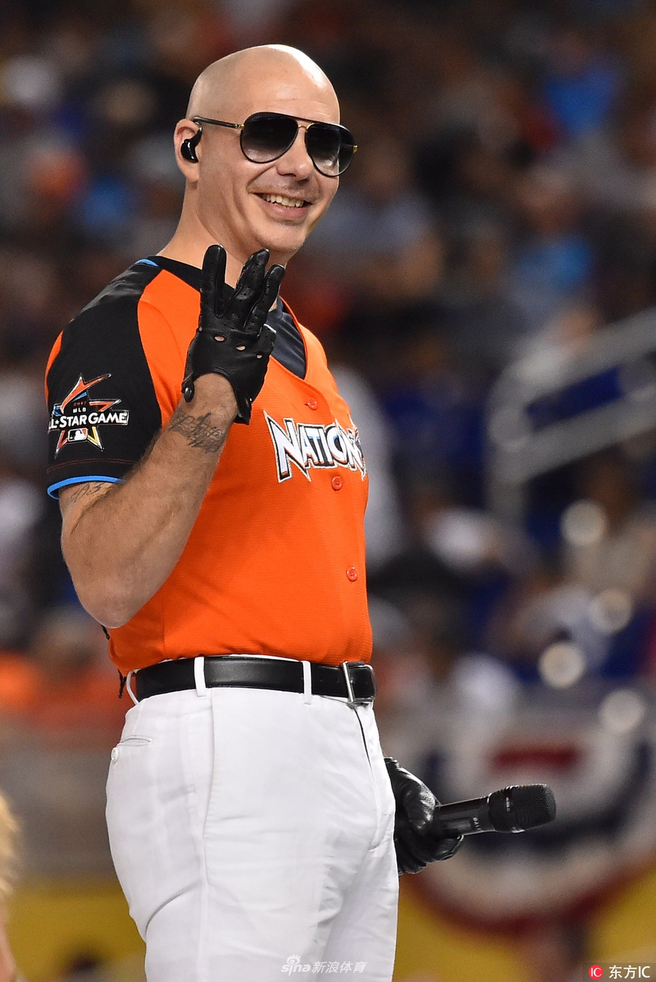 pitbull现身mlb全明星赛舞伴身材热辣抢镜_高清图集_新浪网