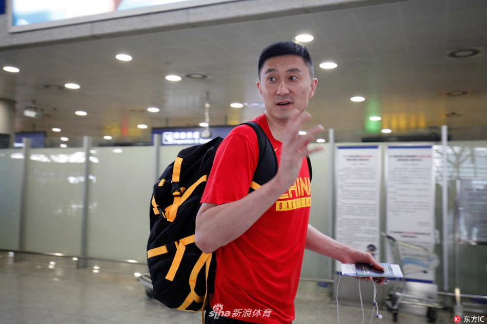 主教练杜锋在场边眉头紧锁,双手比划着战术手势,身旁的助教神情专注,背景是记分牌上焦灼的比分。