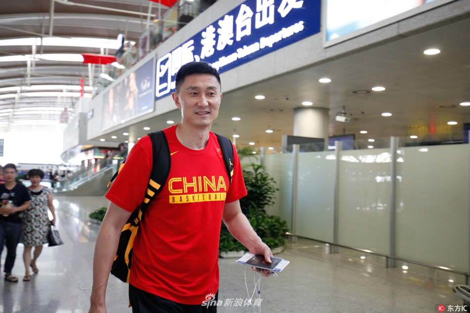 透过机场落地窗,可以看到队员们正在传送带旁等待行李,窗外的萧瑟冬景与室内的暖光交织,记录下抵达异乡的瞬间。