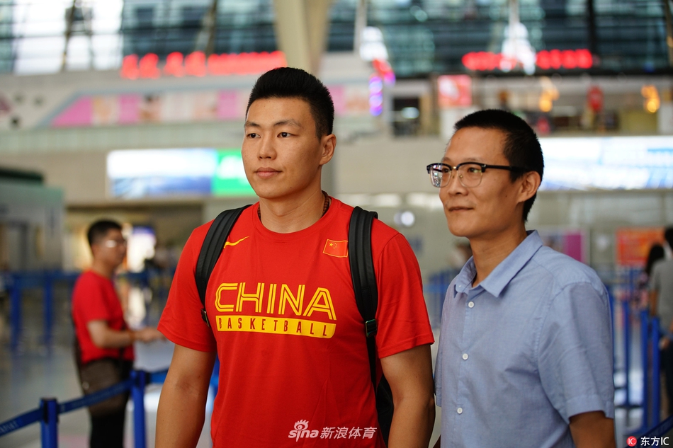 身着厚实羽绒服的中国男篮蓝队队员们现身墨尔本机场,韩德君用棉帽裹得严严实实,用笑容迎接南半球的凛冽冬日。