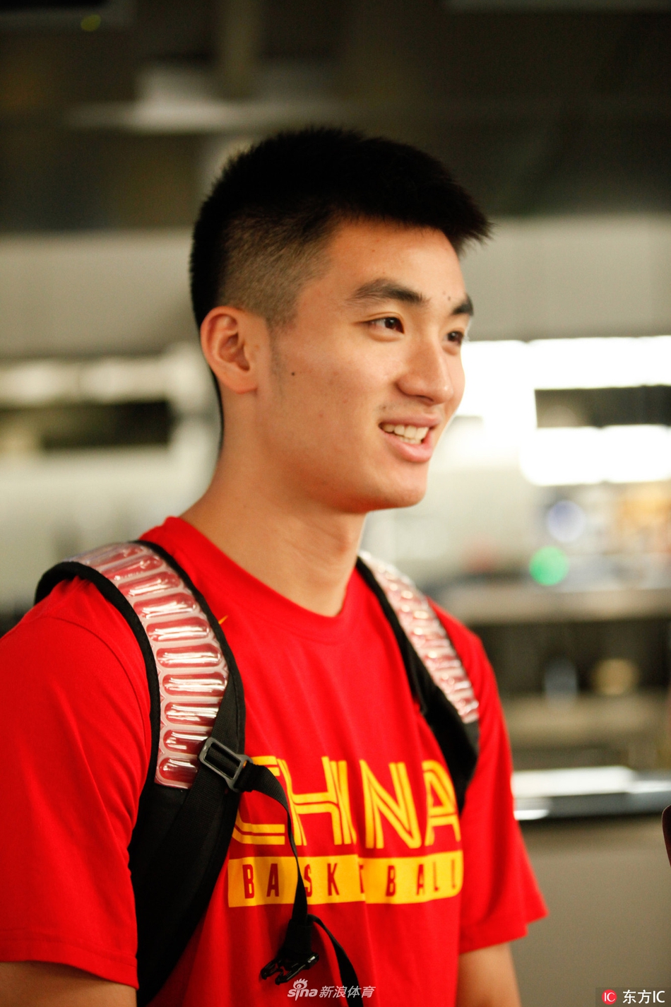 李根在候机大厅神态轻松,厚重的羽绒服搭在手臂上,眼神中透露出对这次跨越季节的挑战充满期待与自信。