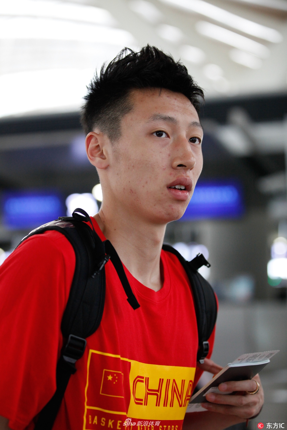 画面中队员们围成一圈,教练组在圈中心布置最后一攻的战术,从球员们紧锁的眉头和坚毅的眼神中,能感受到他们对胜利的极度渴望。