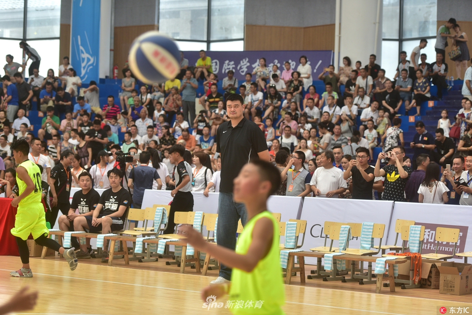 球场上，梦想队和希望队的小球员们正在激烈拼抢，虽然动作稍显稚嫩，但每个孩子眼神中都透露出对胜利的渴望，场边的观众席上座无虚席，掌声雷动