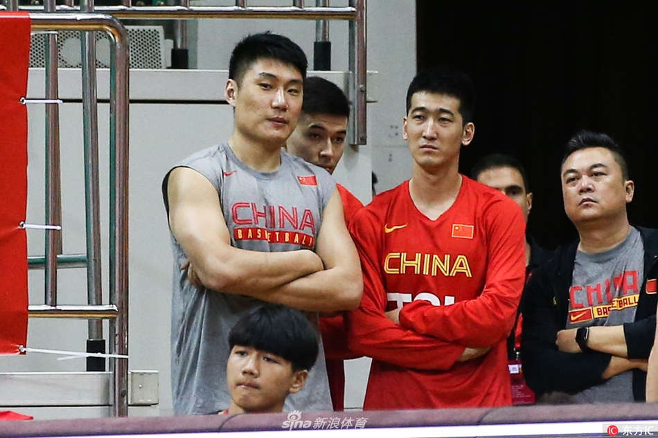 替补席的末尾，中国队的球员们几乎站成了一个人墙。穿着白色T恤的助理教练与身着红色球衣的队员并肩而立，有人双手叉腰，有人双臂抱胸。他们的视线越过技术台，紧紧锁定在球场上飞奔的德国与克罗地亚球员身上。这一刻，他们既是观战者，也是求学者，眼神里写满了对高水平对抗的渴望与思索。