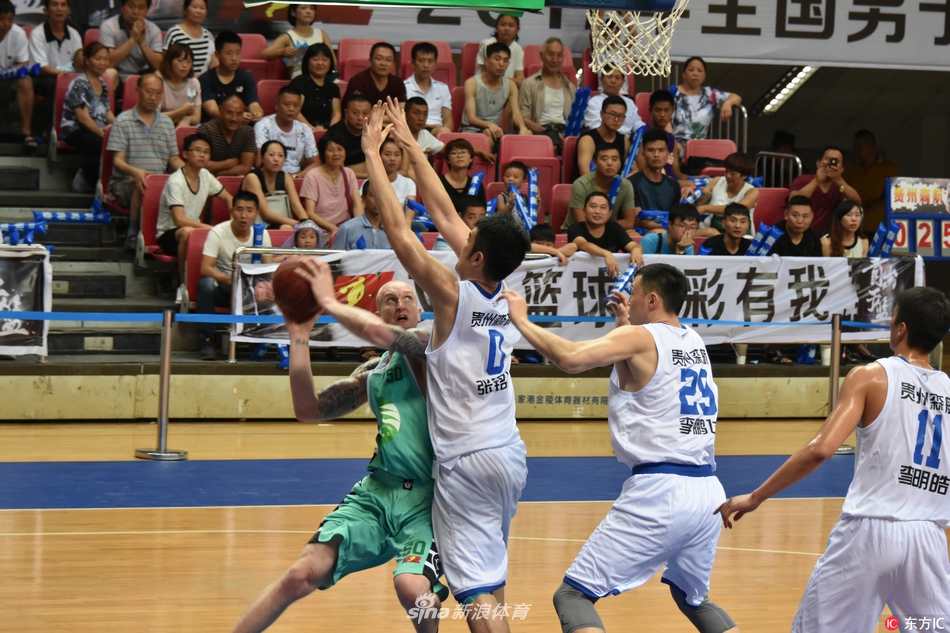 李明皓持球快速推进,他眼神如炬,正试图穿越拉萨净土队的三人防线,寻求最佳的进攻机会。