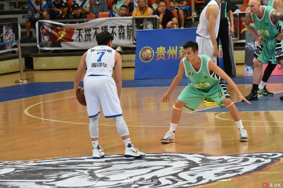 莱昂斯面对拉萨队两人的包夹防守,毫无惧色,他眼神坚毅地盯着篮筐,正准备从人缝中完成一次犀利的突破。