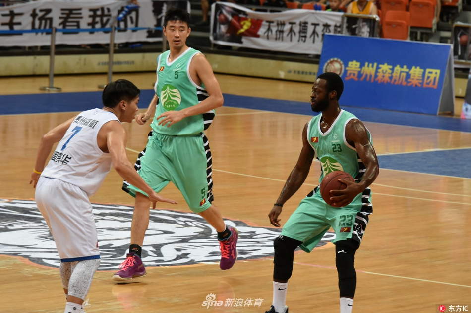 莱昂斯在三分线外跳投出手,皮球离开指尖的瞬间,防守球员的封盖已经无法触及,一道完美的弧线即将划过遵义上空。