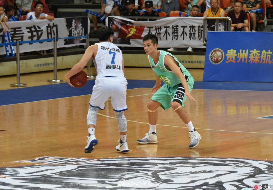 高烧中的梅斯在内线展现出硬汉本色,他高高跃起隔着防守球员完成一记势大力沉的单手补扣,整个球馆为之沸腾。