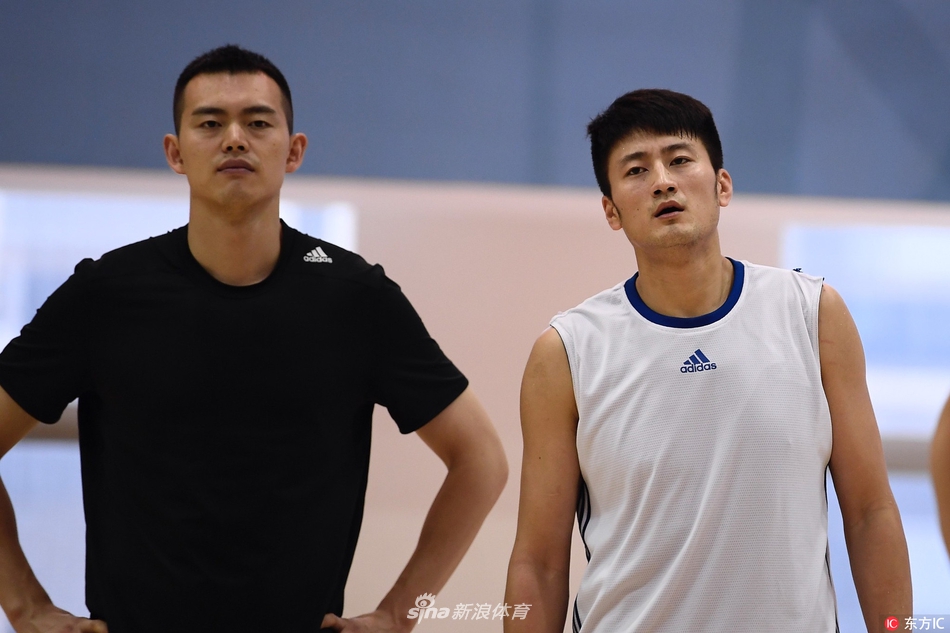 训练课尾声，全体队员在中圈附近围成紧密的圆圈，雅尼斯站在其中振臂高呼，队员们齐声回应，团队凝聚力和归属感在这一刻展现得淋漓尽致。