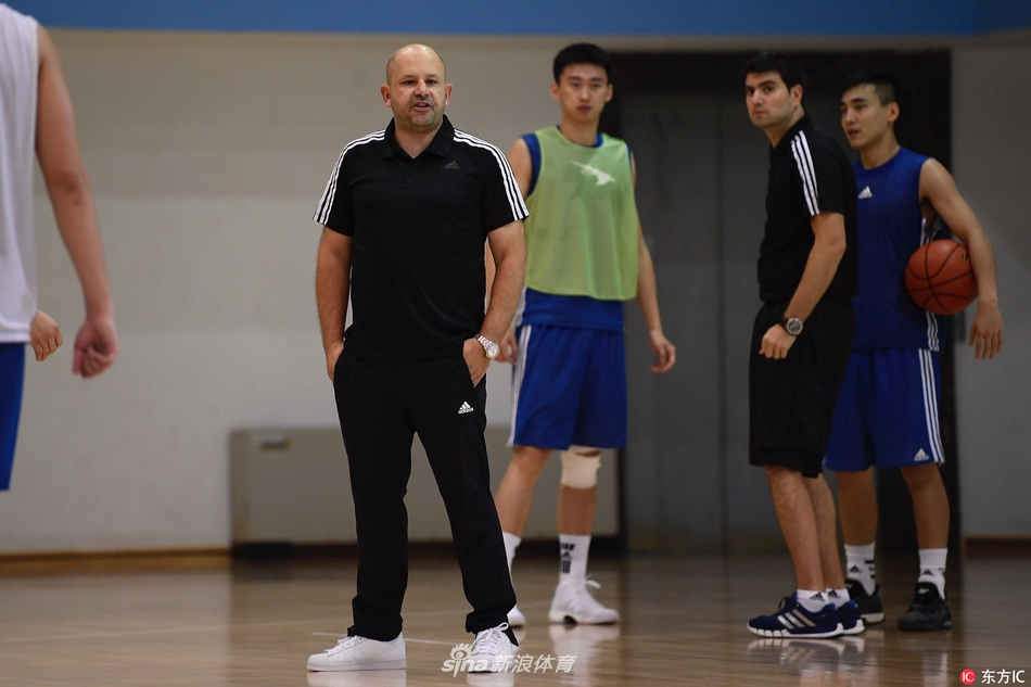 在一次战术演练中，雅尼斯召集队员们围成一圈，他用夸张的肢体动作讲解着跑位路线，队员们聚精会神地聆听，光头主帅与球员们的神情在阳光下格外专注。