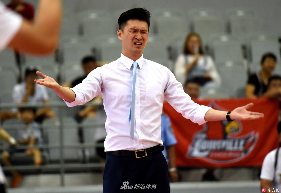 双方球员在禁区展开激烈肉搏，肌肉碰撞声仿佛穿透画面，篮球在众人指尖飞舞，完美诠释了NBL联赛对抗的惨烈程度。