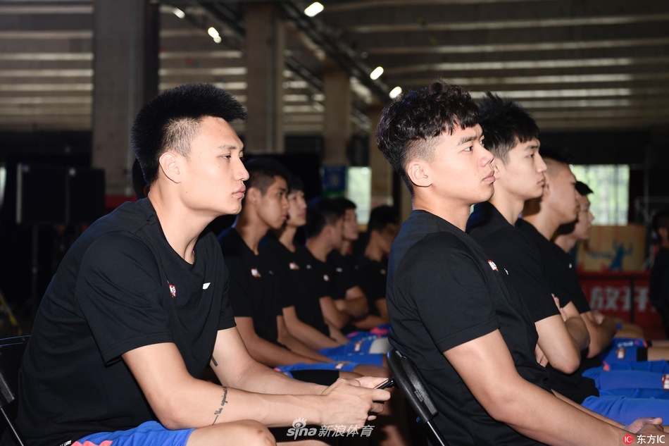 技巧训练环节，教练组悉心指导，球员们围成一圈，专注地聆听着每一个战术细节，篮球在他们手中仿佛被赋予了生命，即将在对抗赛中绽放光彩。