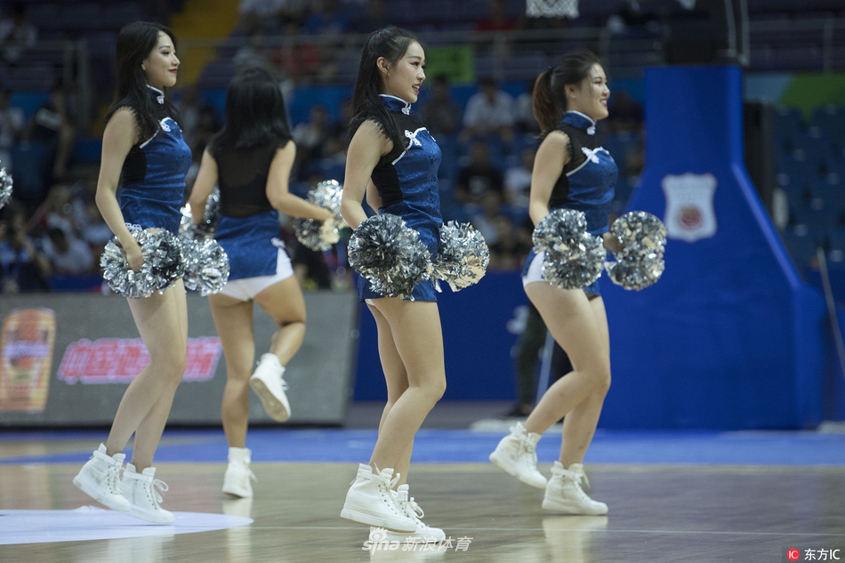 活力四射的篮球宝贝们扎着清爽的马尾辫,身着亮黄色热辣短裙,在球场中央随着动感音乐的节奏轻盈跃起,瞬间点燃了全场观众的激情。