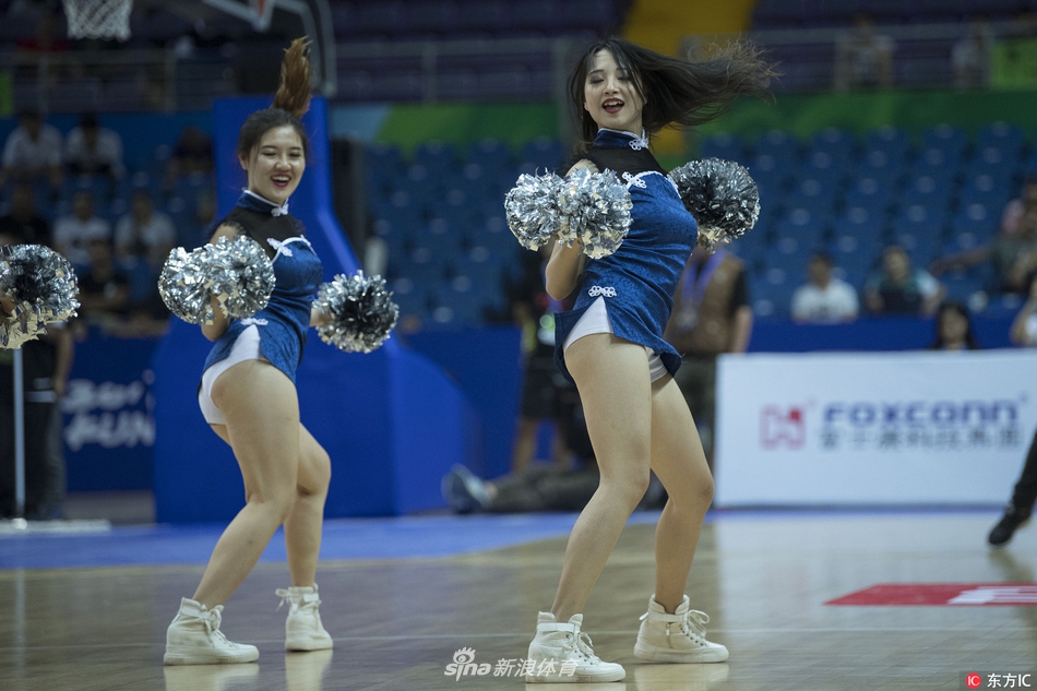 镜头拉近,这位宝贝的笑容极具感染力,脸上的彩妆在汗水浸润下依然精致,热情的笑容仿佛能融化一切疲惫。