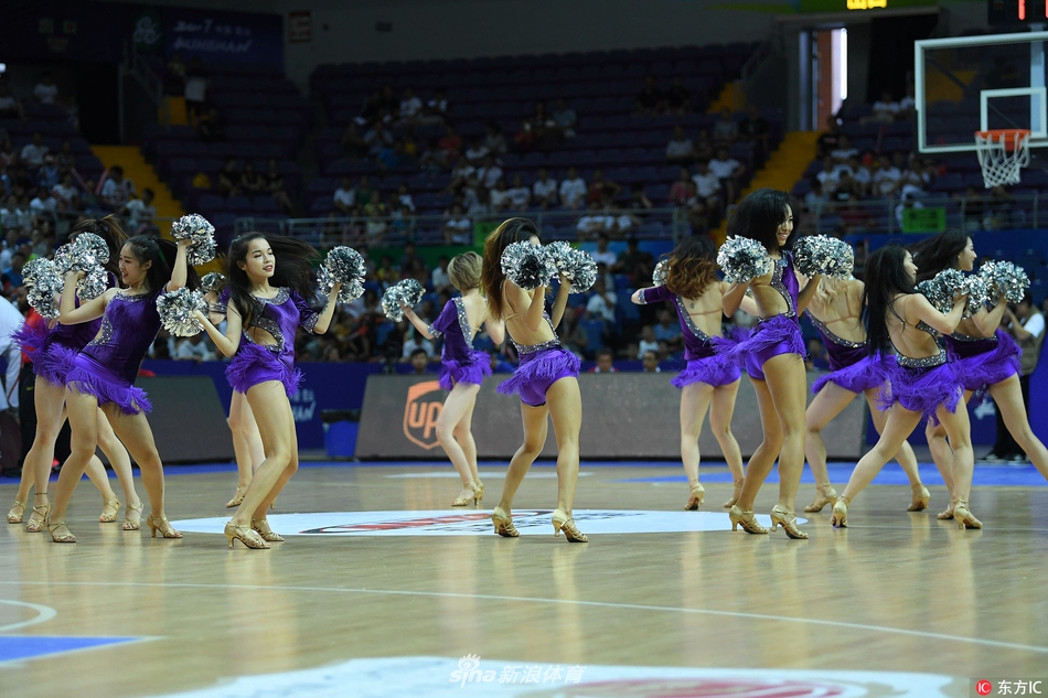 在舞台灯光营造的温馨光晕下,领舞的啦啦宝贝回眸望向镜头,眼神中透露出自信与温柔,展现了赛场柔情的一面。