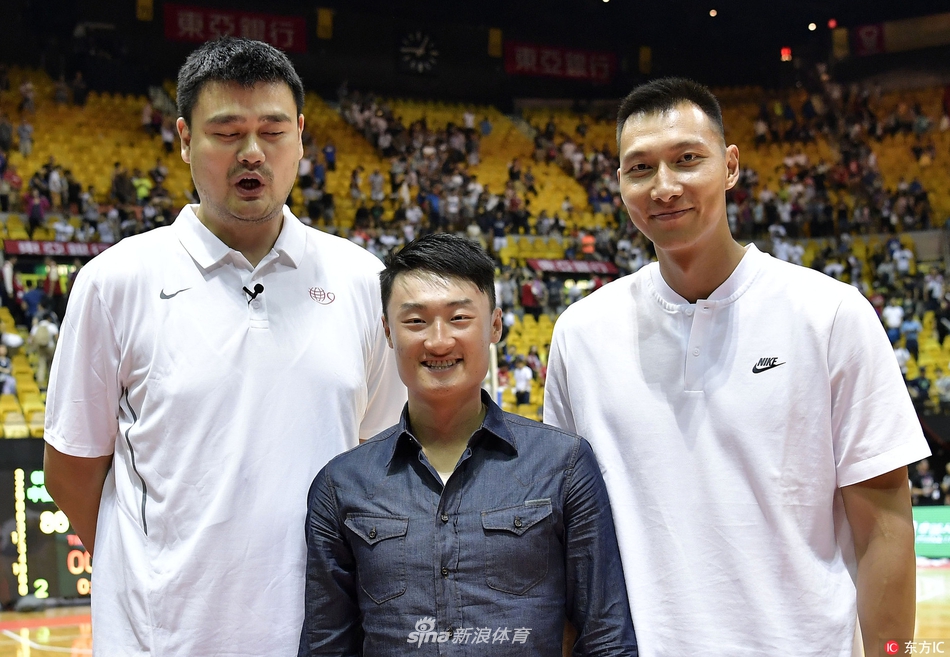 比赛间隙，易建联特意走到卡特身旁，两人身体微微前倾，用只有彼此能听清的声音交谈着，阿联的脸上挂着腼腆而真诚的微笑，仿佛瞬间回到当年在篮网并肩作战的青葱岁月。