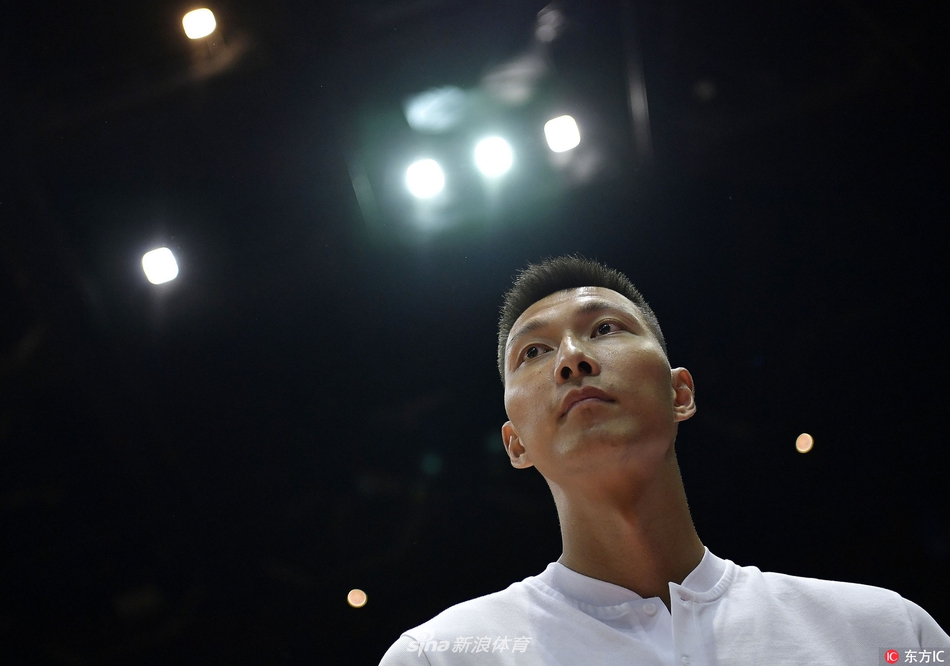 赛后的喧嚣渐渐散去，易建联在场边与一位身穿红色队服的小球员互动，他微微弯腰，认真倾听孩子的话语，身后是仍在整理赛场的志愿者，这一刻的温情超越了比赛胜负本身。