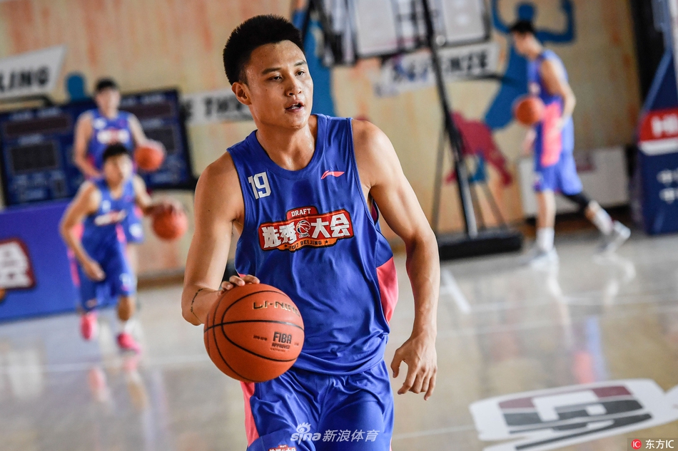 比赛结束后，身穿不同颜色对抗服的球员们聚拢在中圈，互相击掌致意。尽管刚才还是对手，但此刻他们眼中只有对彼此的惺惺相惜和对未来职业道路的憧憬。