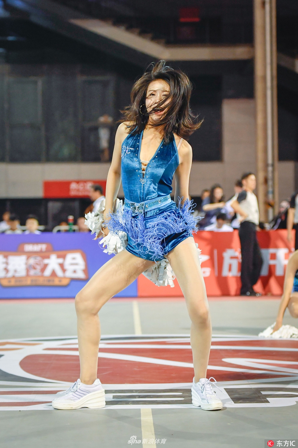 灯光变换下，篮球宝贝们的队形如花朵般绽开，每位女孩的脸上都写满了自信与骄傲