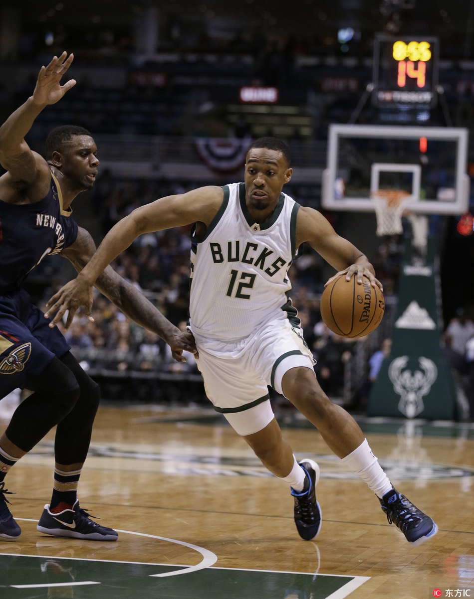 训练场上，琼斯正在进行运球练习，汗水浸湿了球衣，他专注地拍打着篮球，准备用汗水在全新的职业生涯篇章中写下辉煌。