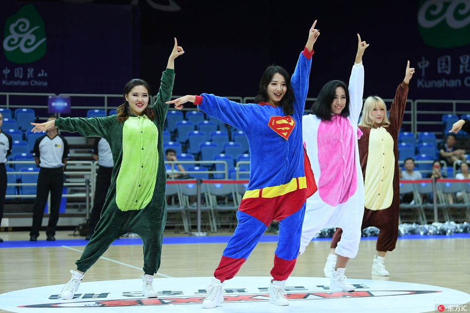 一位宝贝调皮地探出卡通大头，眼神灵动地望着镜头，细节中充满表演的感染力与趣味性