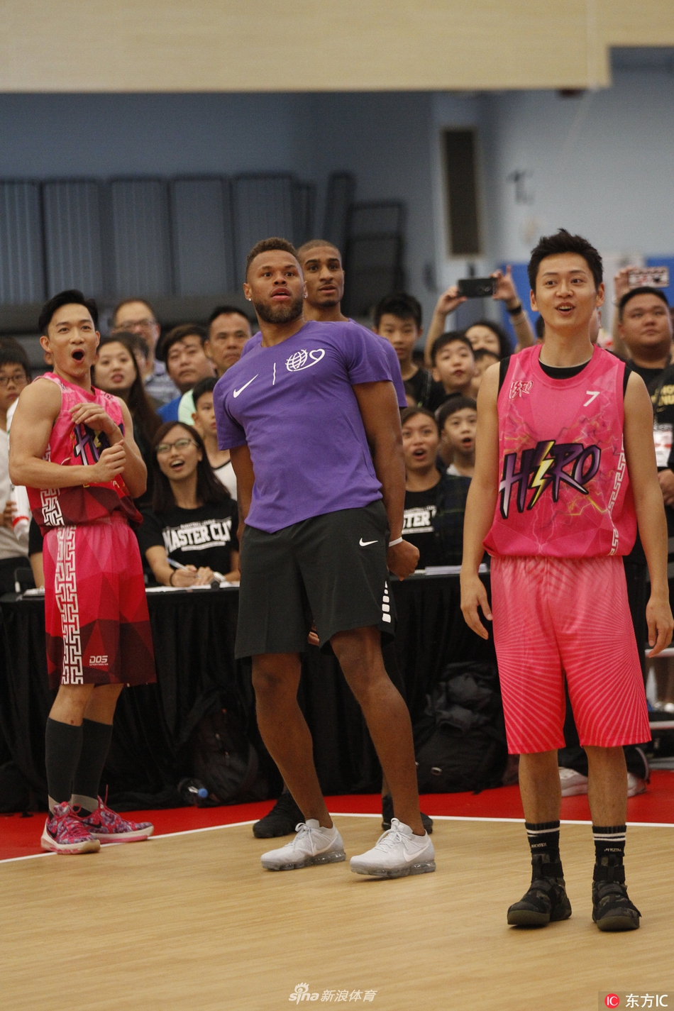 赛后，易建联被热情的香港小球迷团团围住，他接过签名笔，俯身在孩子的篮球上郑重签下名字，并回以鼓励的眼神，让孩子们感受到偶像的亲和与力量。