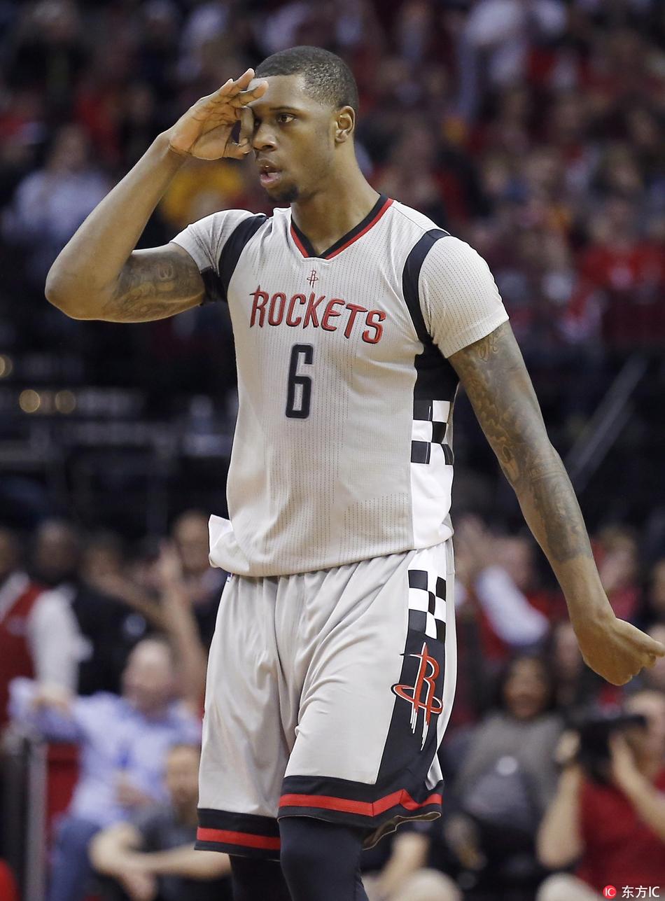 在火箭队时期，琼斯在比赛中高高跃起，试图封盖对手的投篮，眼神中透露出NBA赛场所锤炼出的防守专注与血性。