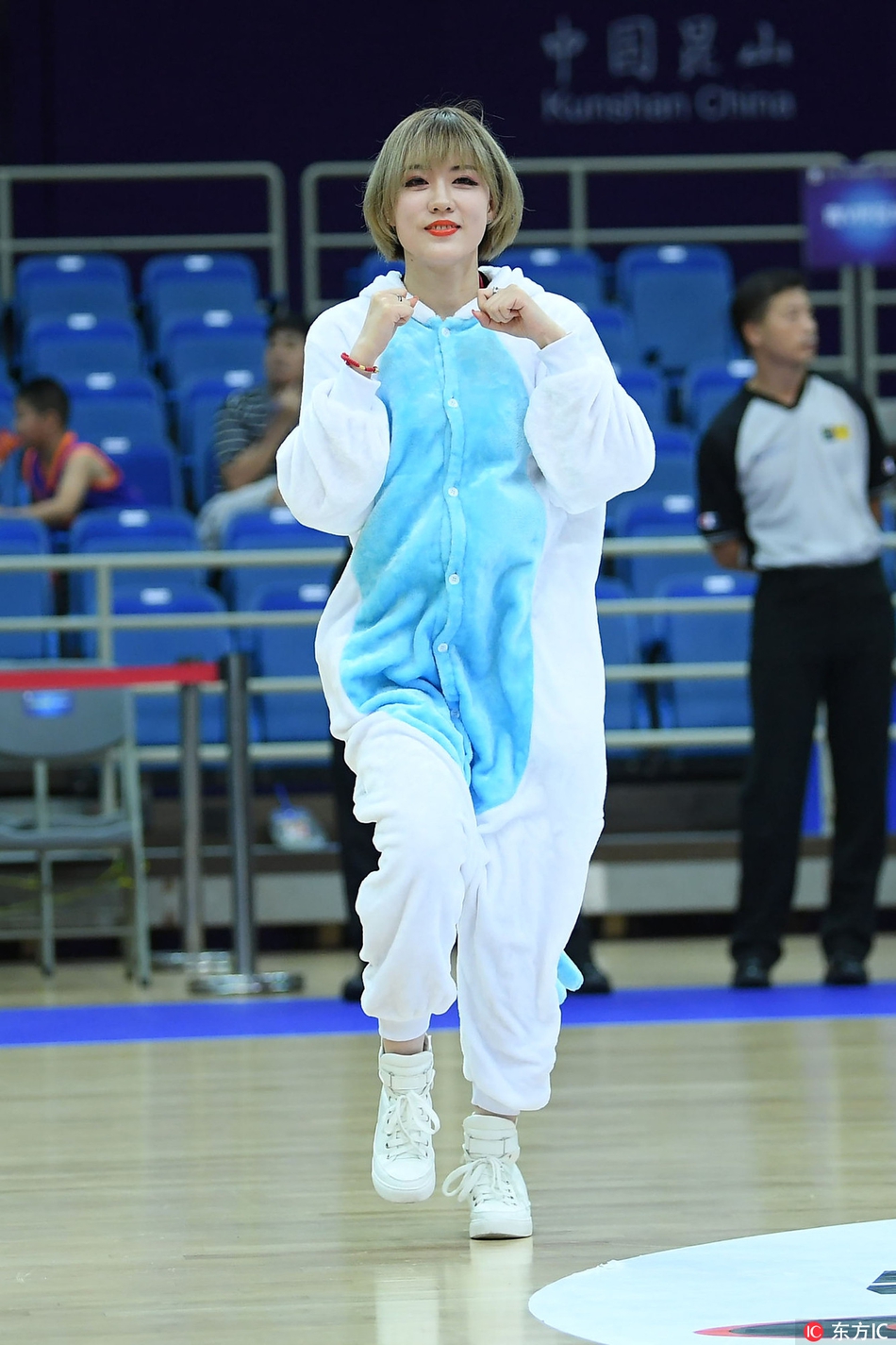 表演结束后，宝贝们排成一排向观众鞠躬致谢，背影憨厚可爱，为精彩的赛前预热画上圆满句号