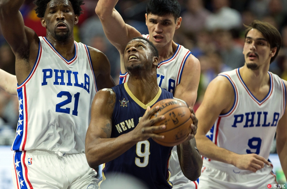 比赛中的琼斯完成一次势大力沉的单手劈扣，整个球馆为之沸腾，预示着他即将在CBA掀起一场属于年轻人的青春风暴。