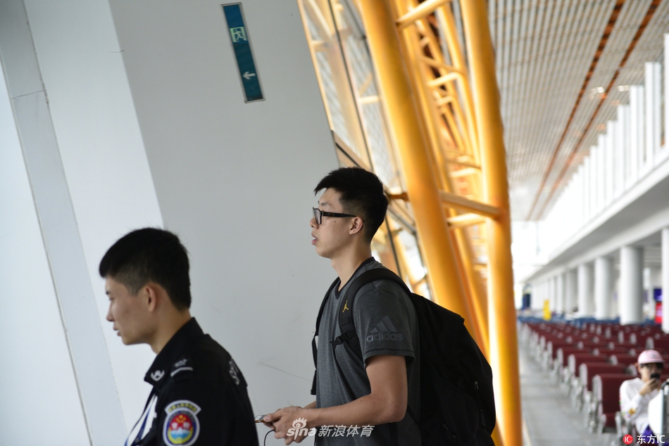 身穿白色T恤的翟晓川虽因伤暂时无法与全场合练，但他依旧出现在队伍的行列中。面对镜头，这位锋线尖兵流露出轻松的笑容，他正期待着在斯坦福医疗团队的帮助下满血复活。