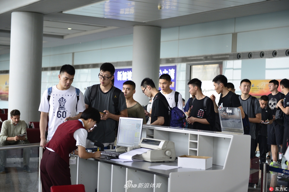 功勋教头闵鹿蕾在生日当天毫无倦意，他身着首钢队服，在首都机场的登机口前目光坚定地望向远方，仿佛已在对即将到来的太平洋彼岸挑战运筹帷幄。