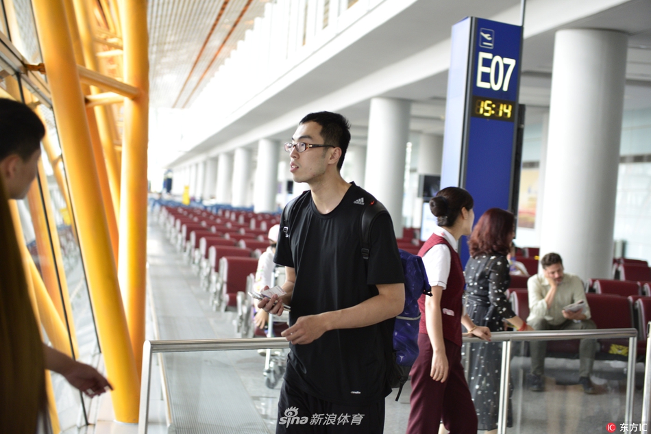 雅尼斯教练神情严肃地走在队伍前列，他的手中握着厚厚的战术板。这位性格主帅将在大洋彼岸将自己的战术蓝图一笔一笔地刻入队员的肌肉与记忆中，为首钢的新赛季注入来自欧美的强硬基因。