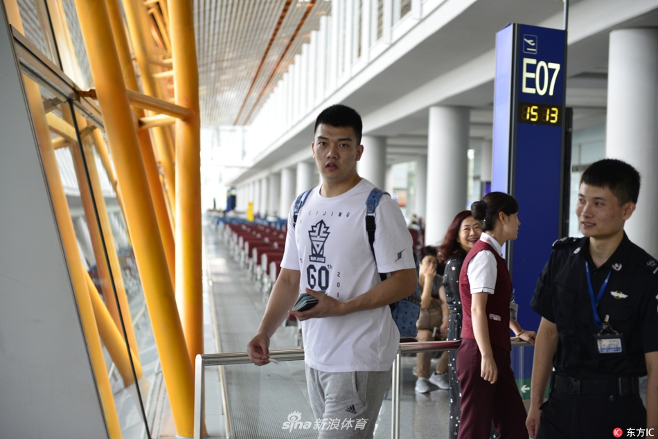 球员们依次办理登机手续，硕大的行李箱里装满了训练装备和对新赛季的憧憬。队中年轻面孔神情轻松，他们深知这次跨越太平洋的旅程，将是自己职业生涯中一次宝贵的加速器。