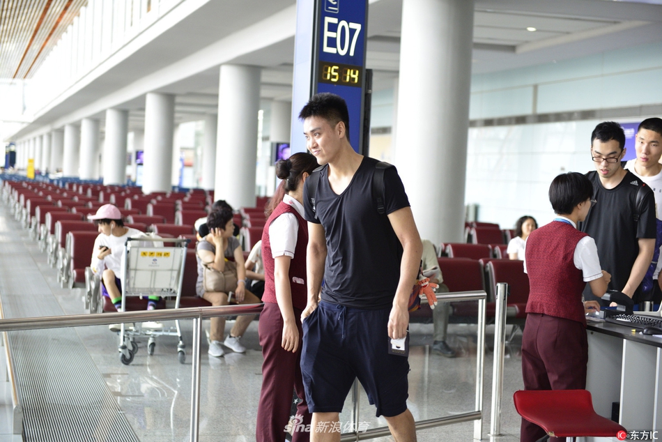 在候机大厅中，球员们三五成群地交流着，有人低头看着手机，有人则透过落地窗凝望着停机坪上的银鹰。漫长的飞行过后，等待他们的将是高强度的特训与残酷的队内竞争。