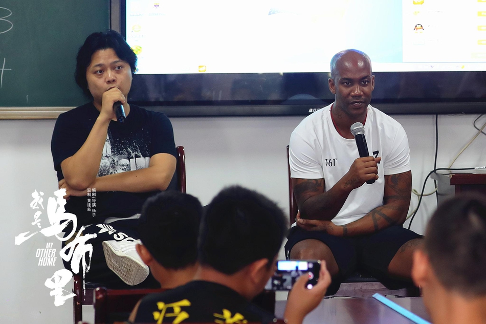 活动的最后,马布里与孩子们围抱在一起,大家对着镜头露出灿烂的笑容,背景中的校园操场充满了生机与活力,记录下这次难忘的篮球之约。